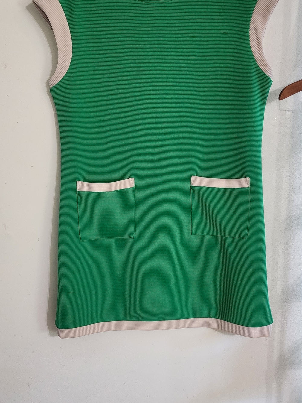 ​Dokotoo Kelly Green Ribbed Knit Shift Mini Dress Retro Mod Contrast Trim Size M